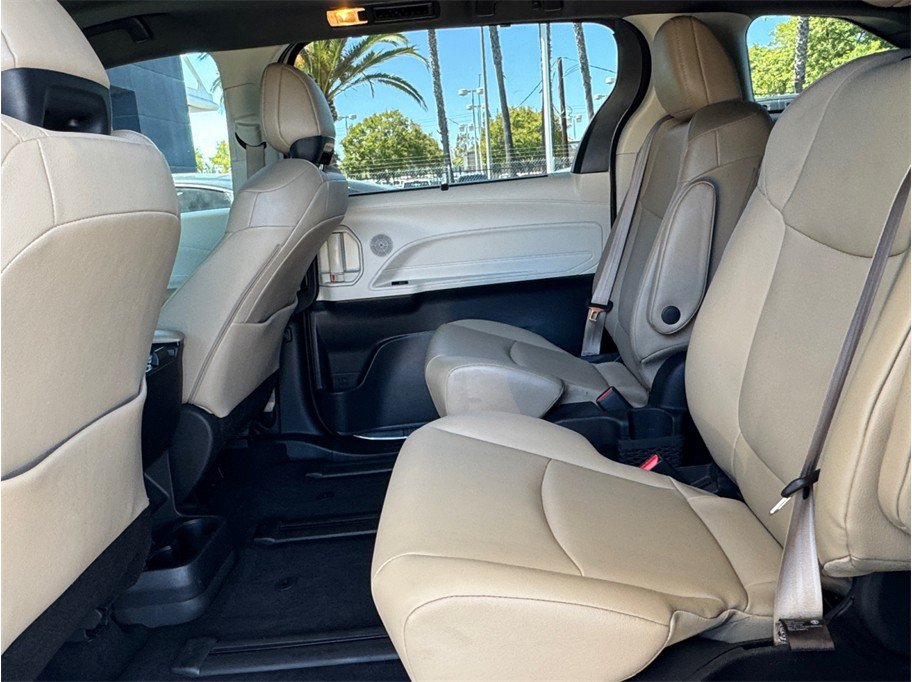 Used 2021 Toyota Sienna XLE w/ XLE Plus Package FWD image 22