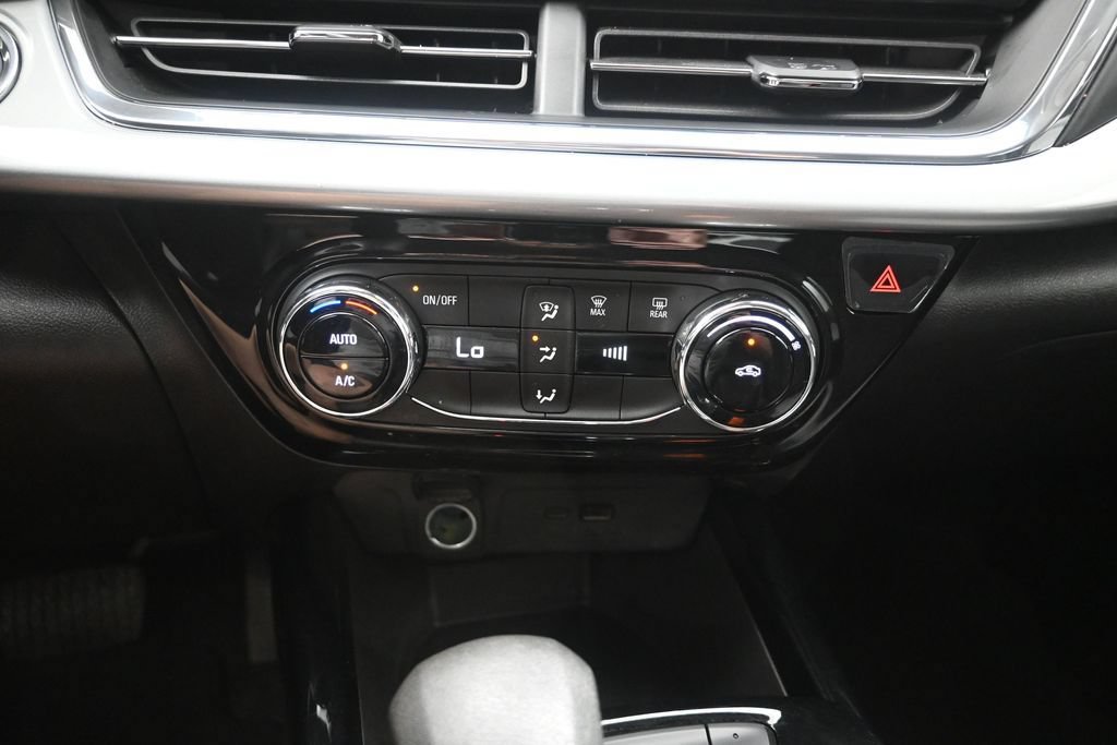 Certified 2025 Chevrolet Trax LT FWD image 17