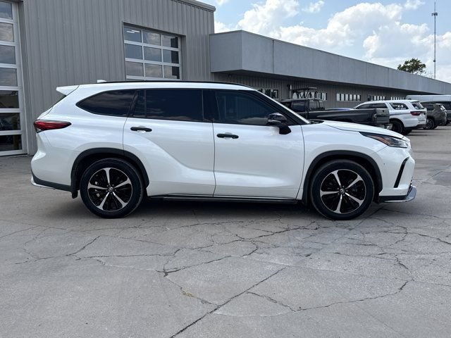 Used 2021 Toyota Highlander XSE FWD image 2