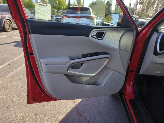 Certified 2025 Kia Soul LX w/ LX Technology Package FWD image 12