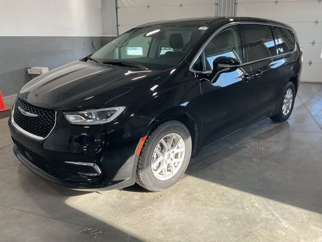 Used 2024 Chrysler Pacifica Touring-L image 3