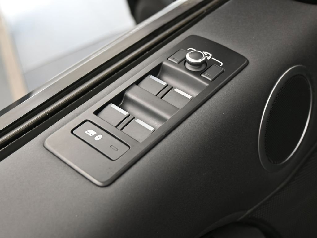 Used 2020 Land Rover Discovery SE image 14