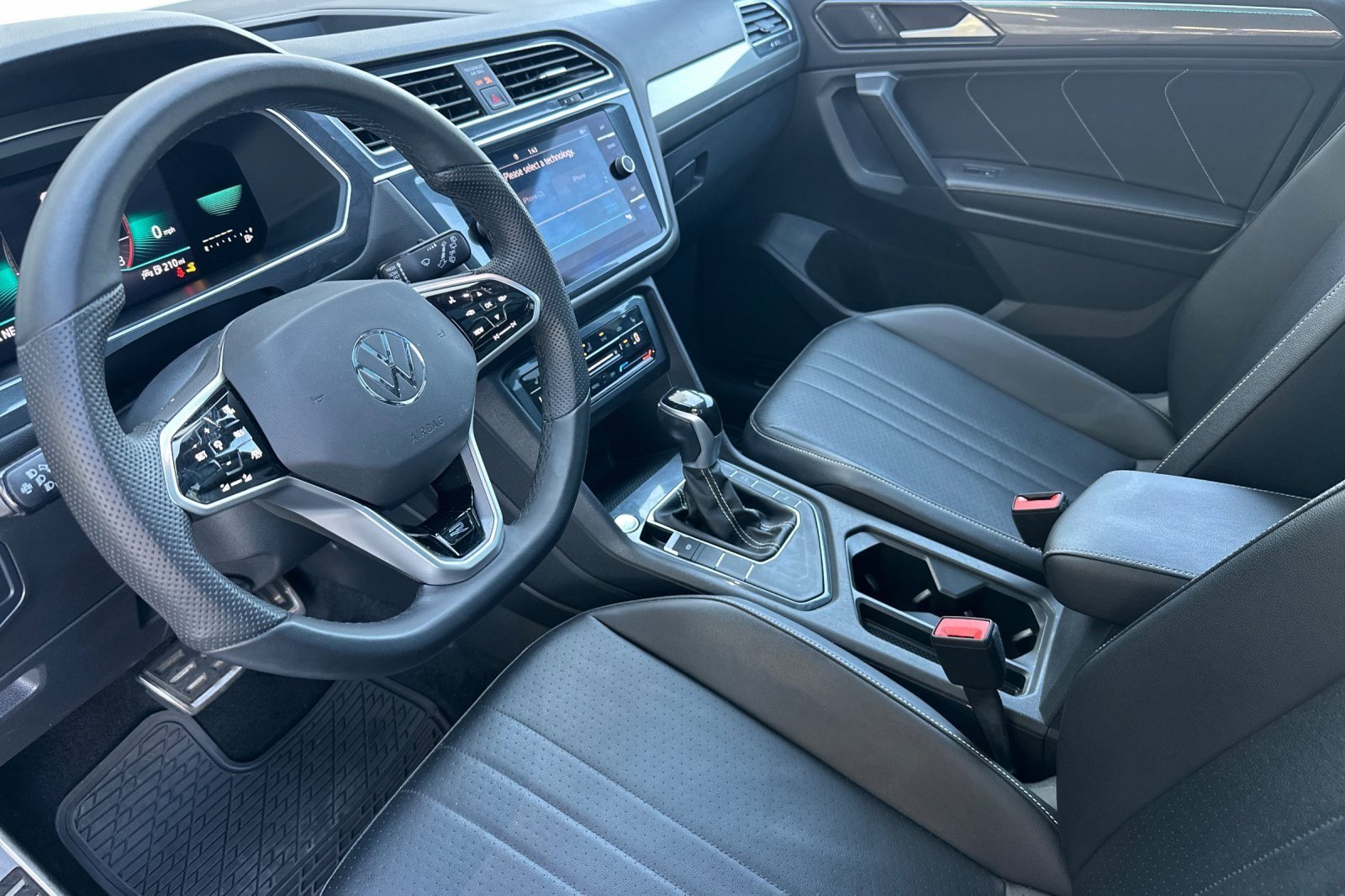 Used 2022 Volkswagen Tiguan SE R-Line image 9
