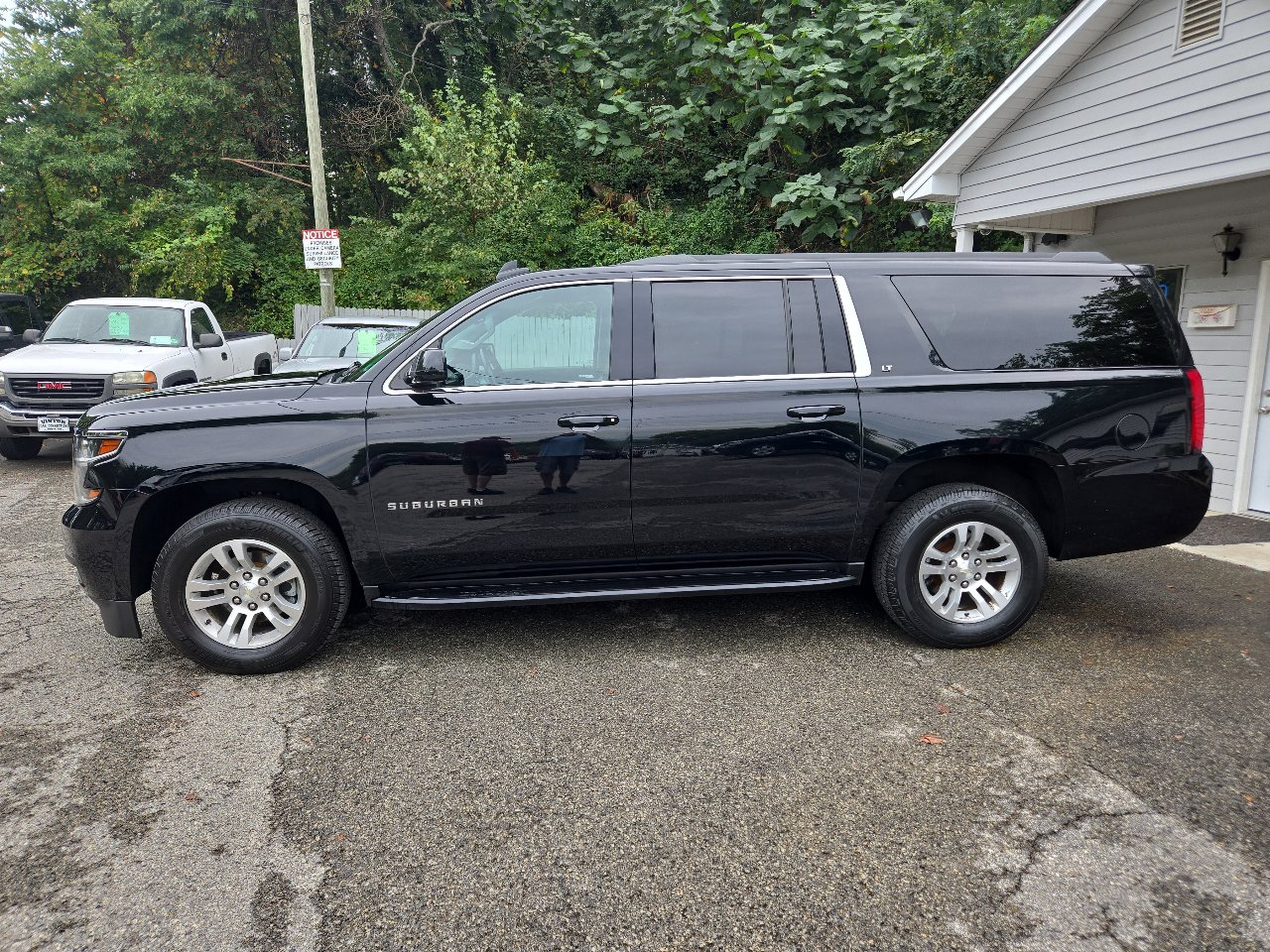 Used 2019 Chevrolet Suburban LT image 2