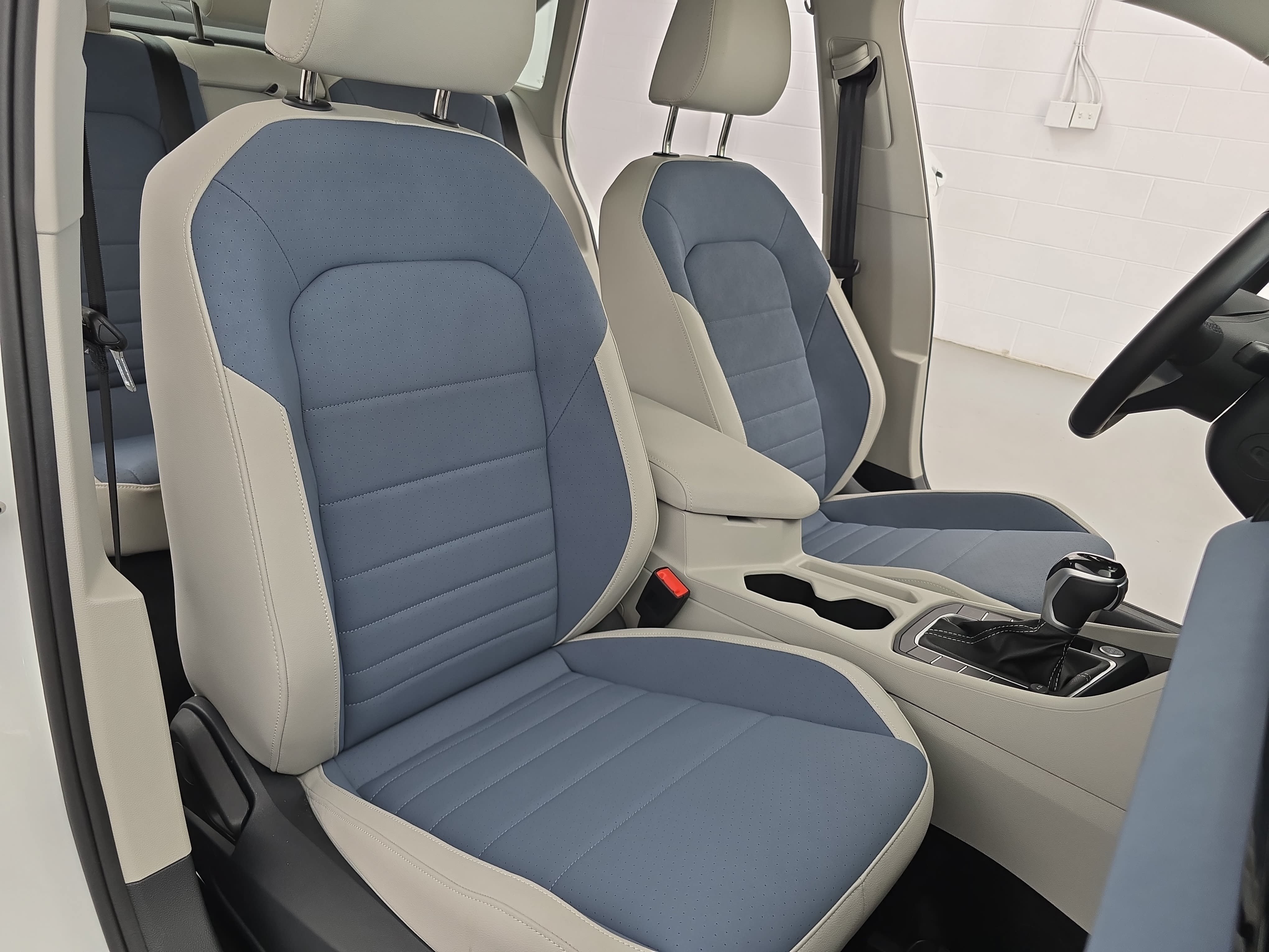 Certified 2025 Volkswagen Jetta SE w/ Sunroof Package FWD image 10