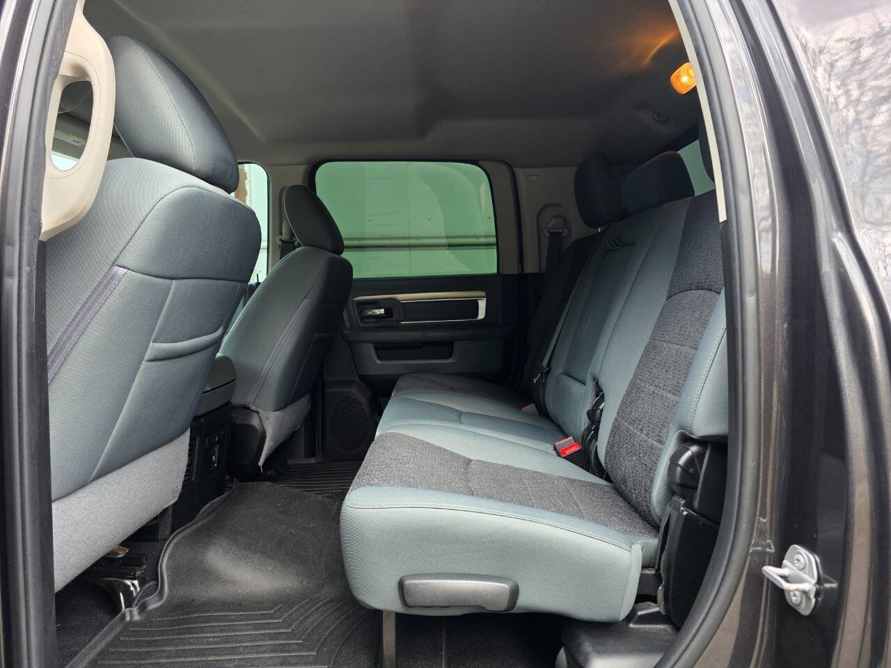 Used 2018 RAM 2500 SLT w/ Luxury Group image 28