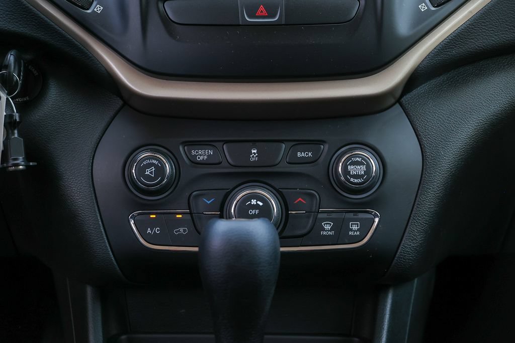 Used 2018 Jeep Cherokee Latitude w/ Altitude Package FWD image 11