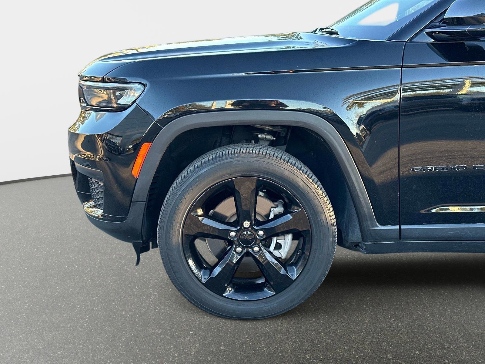 Used 2022 Jeep Grand Cherokee L Laredo image 11