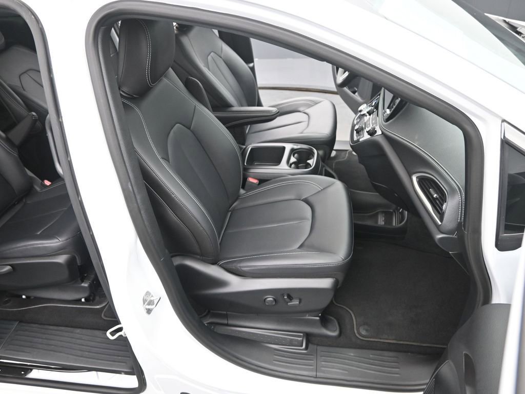 Used 2025 Chrysler Pacifica Select w/ Uconnect Theater Family Group image 19