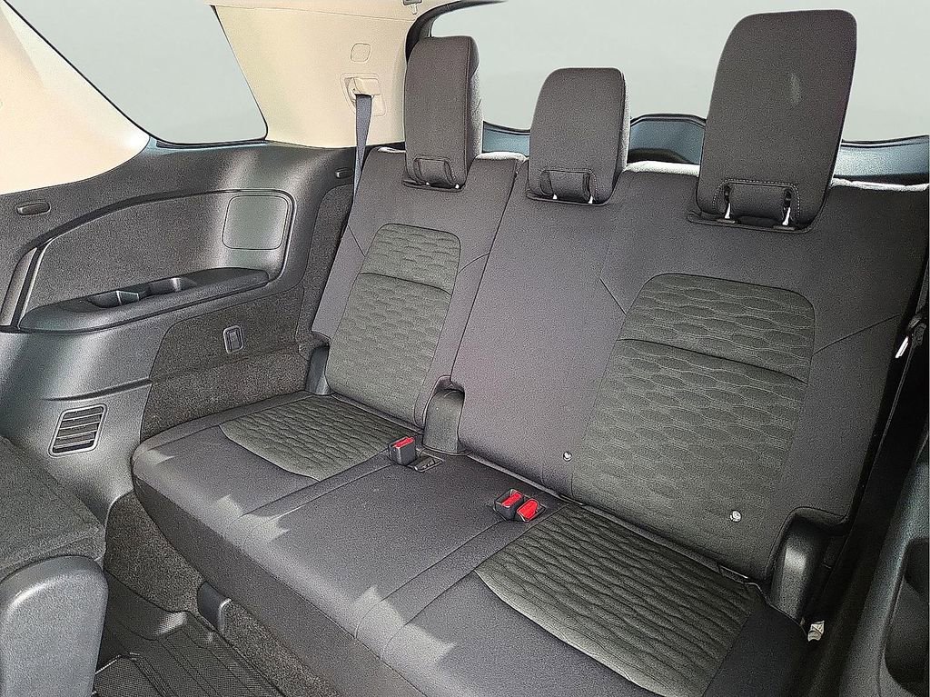 Used 2025 Nissan Pathfinder S image 13
