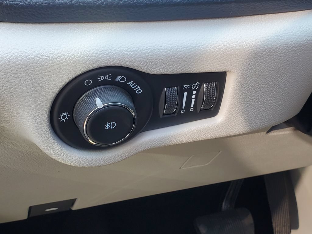 Used 2024 Chrysler Pacifica Limited w/ Uconnect Theater Family Group AWD/4WD image 11