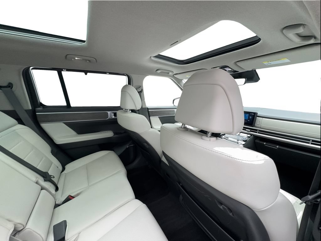 Used 2025 Hyundai Santa Fe Limited FWD image 27