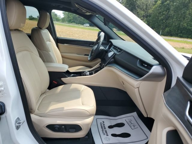 Used 2023 Jeep Grand Cherokee Limited AWD/4WD image 24