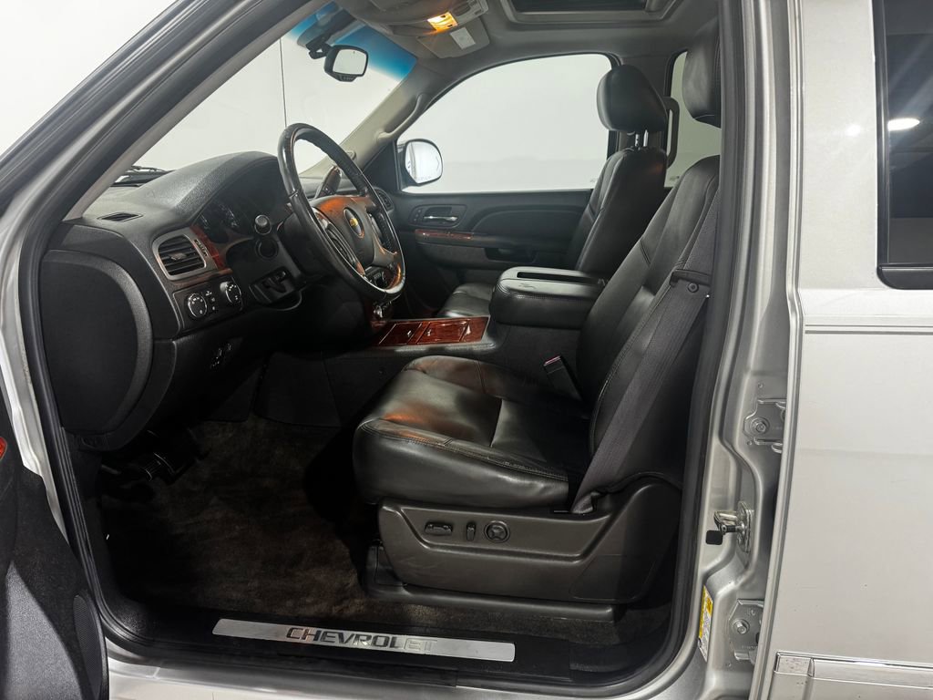 Used 2011 Chevrolet Avalanche LTZ AWD/4WD image 15
