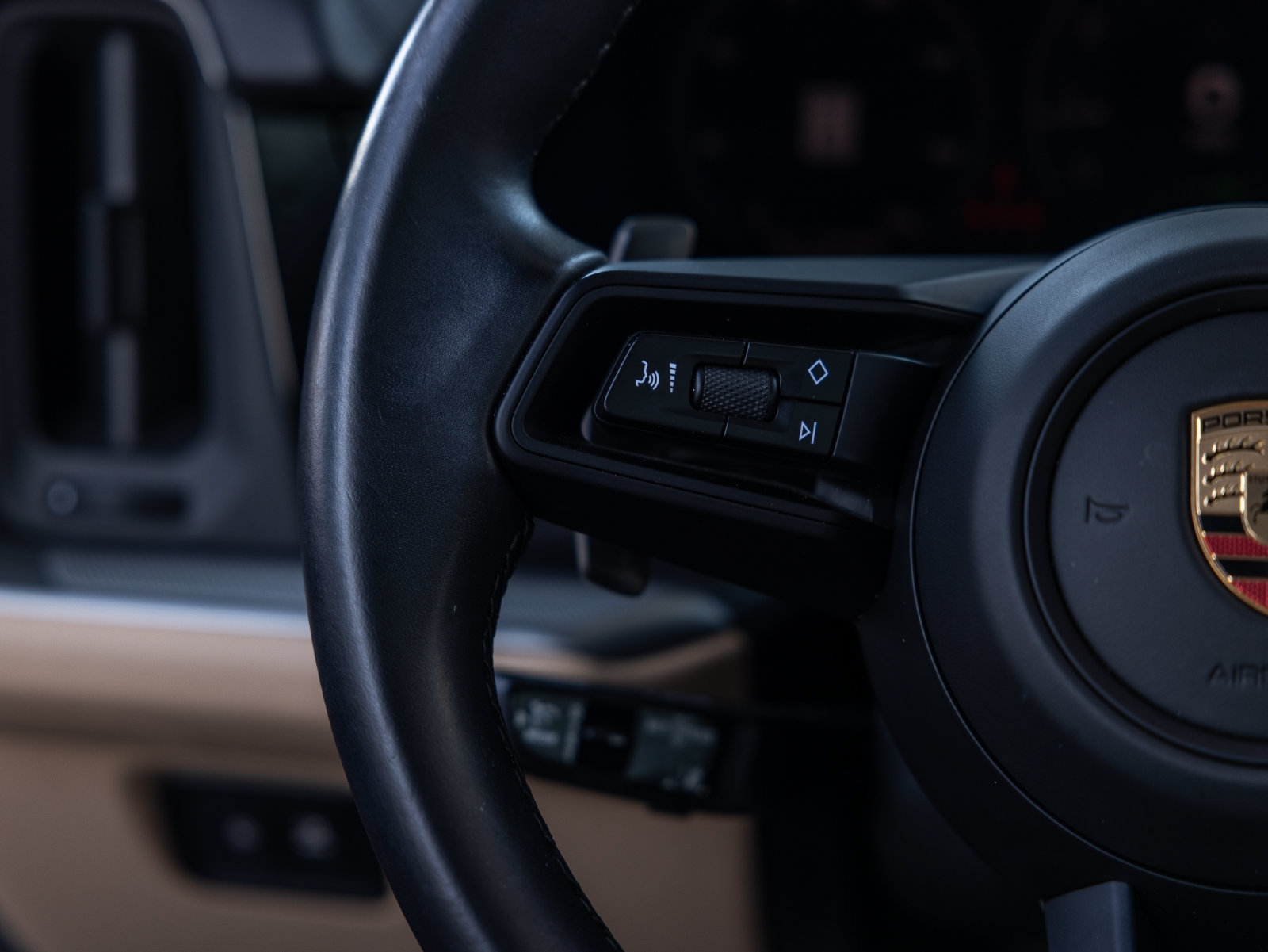 Certified 2025 Porsche Cayenne E-Hybrid Coupe AWD/4WD image 47