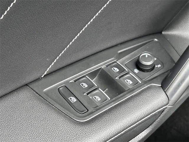 Used 2023 Volkswagen Tiguan SE R-Line image 18