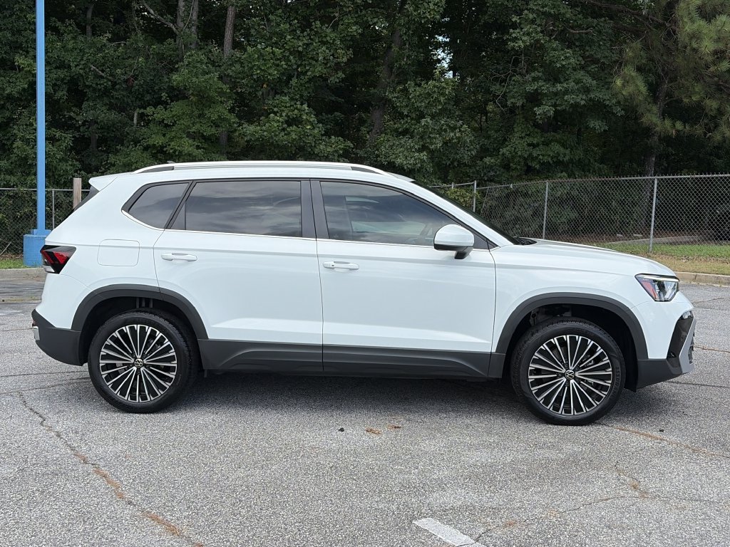 Certified 2025 Volkswagen Taos SE FWD image 24