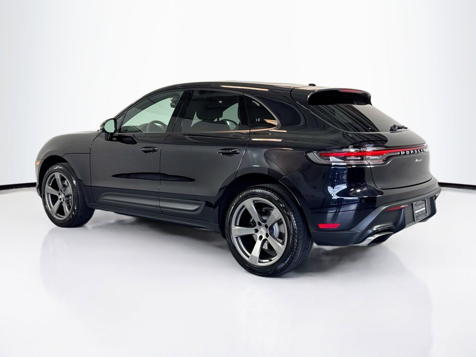 Certified 2025 Porsche Macan image 3