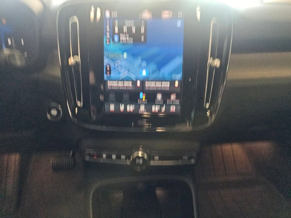 Certified 2025 Volvo XC40 B5 Plus AWD/4WD image 23