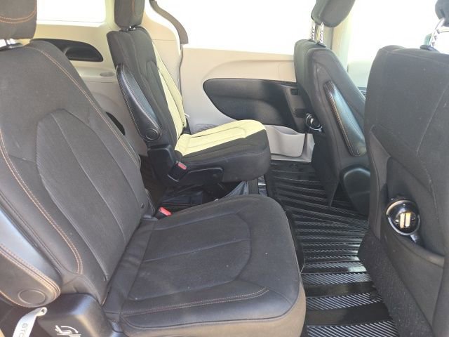 Used 2017 Chrysler Pacifica Touring FWD image 12