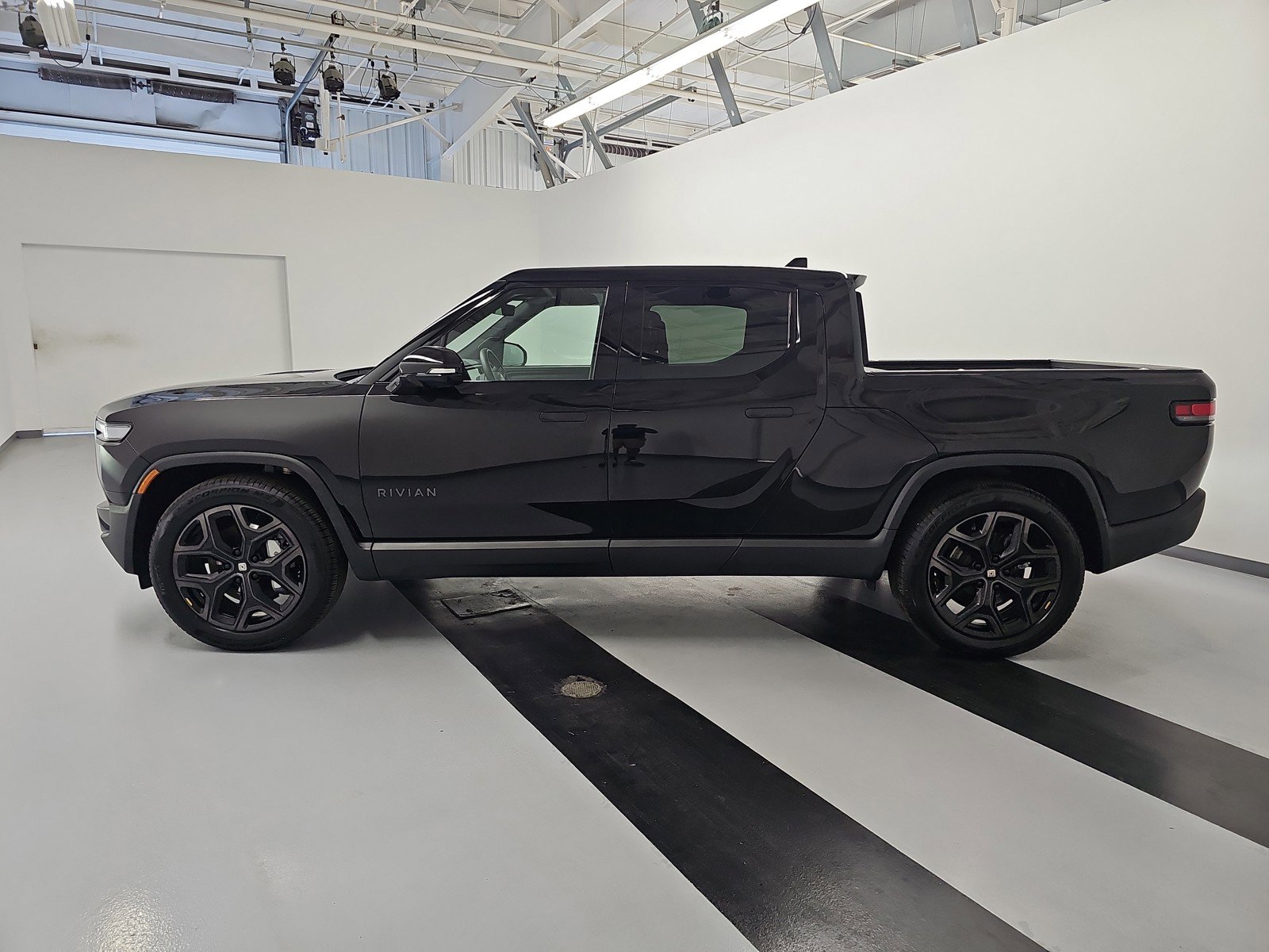 Used 2025 Rivian R1T Adventure image 2