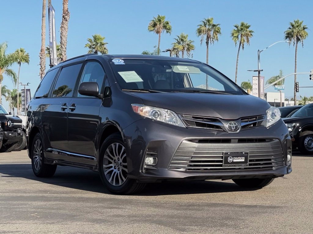 Used 2020 Toyota Sienna XLE FWD image 2