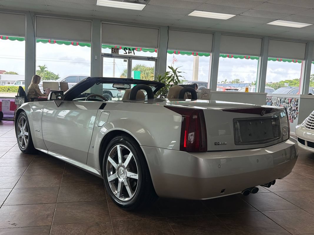 Used 2008 Cadillac XLR RWD image 3