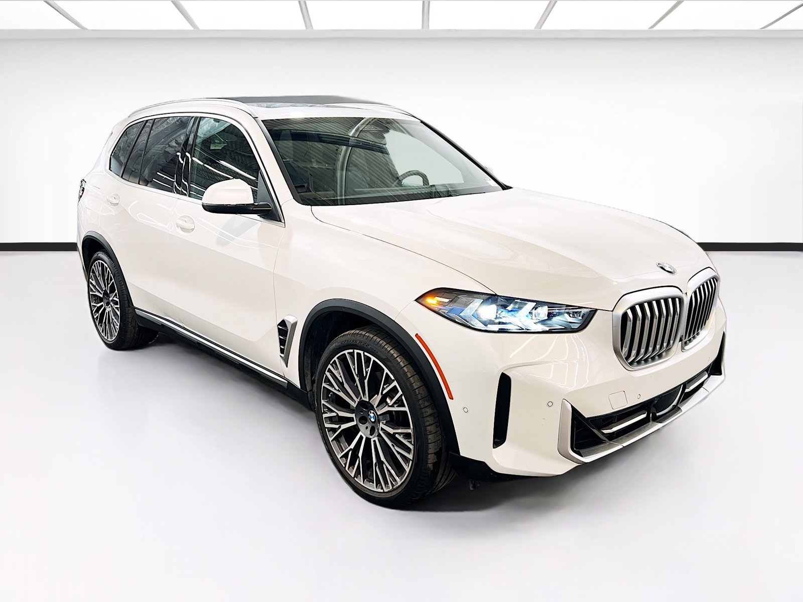 Used 2024 BMW X5 sDrive40i w/ Premium Package RWD image 3