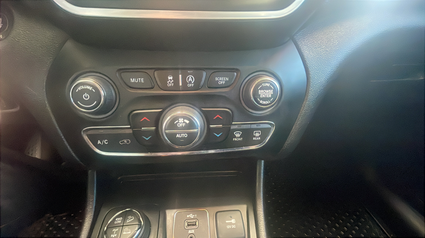 Used 2019 Jeep Cherokee Trailhawk w/ Comfort/Convenience Group AWD/4WD image 26