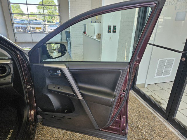 Used 2018 Toyota RAV4 XLE AWD/4WD image 14