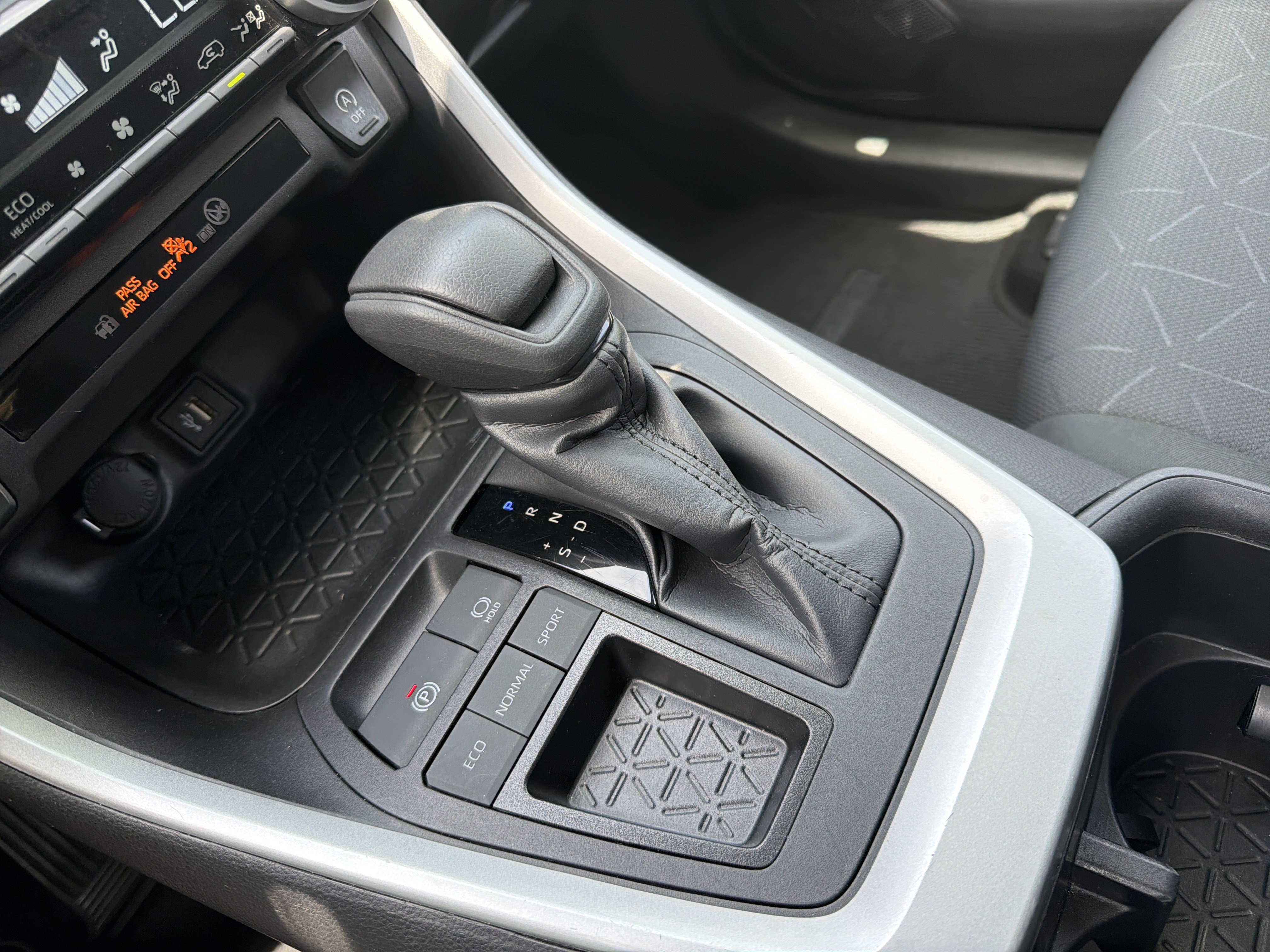Certified 2024 Toyota RAV4 XLE FWD image 9