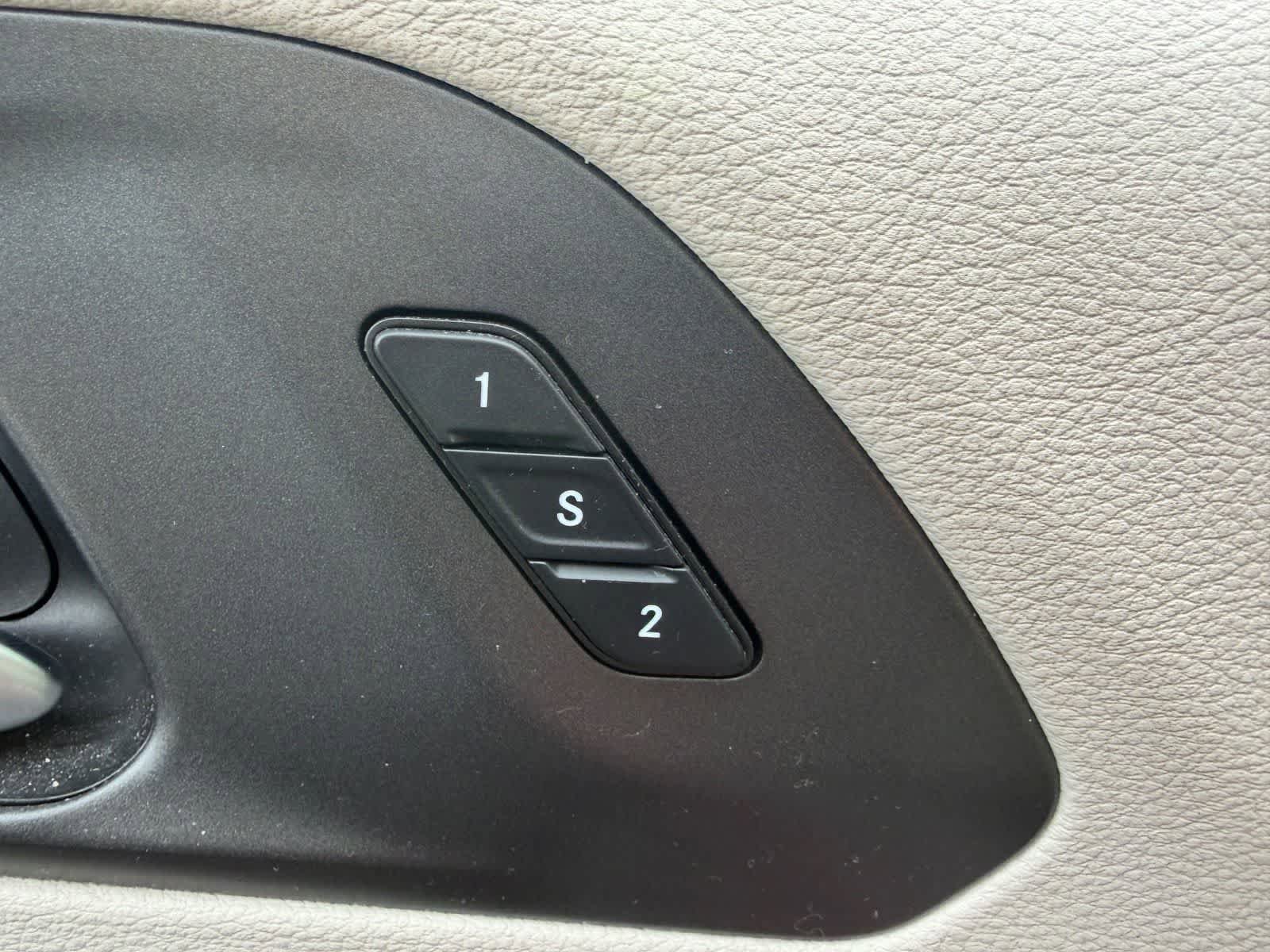 Used 2021 Chrysler Pacifica Touring-L w/ Premium & Safety Sphere Group FWD image 9