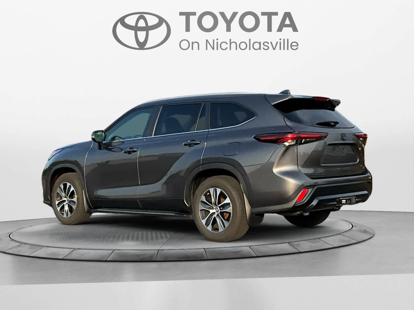 Used 2024 Toyota Highlander XLE AWD/4WD image 3