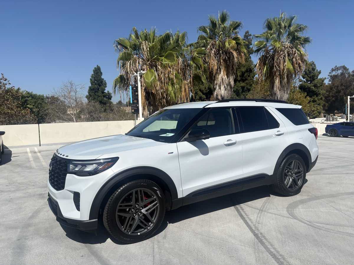 Used 2026 Ford Explorer ST-Line w/ ST-Line Street Pack RWD image 2