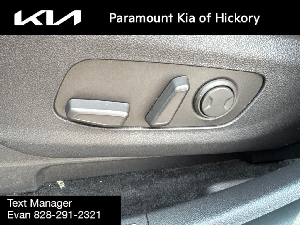 Used 2024 Kia Carnival LX FWD image 24