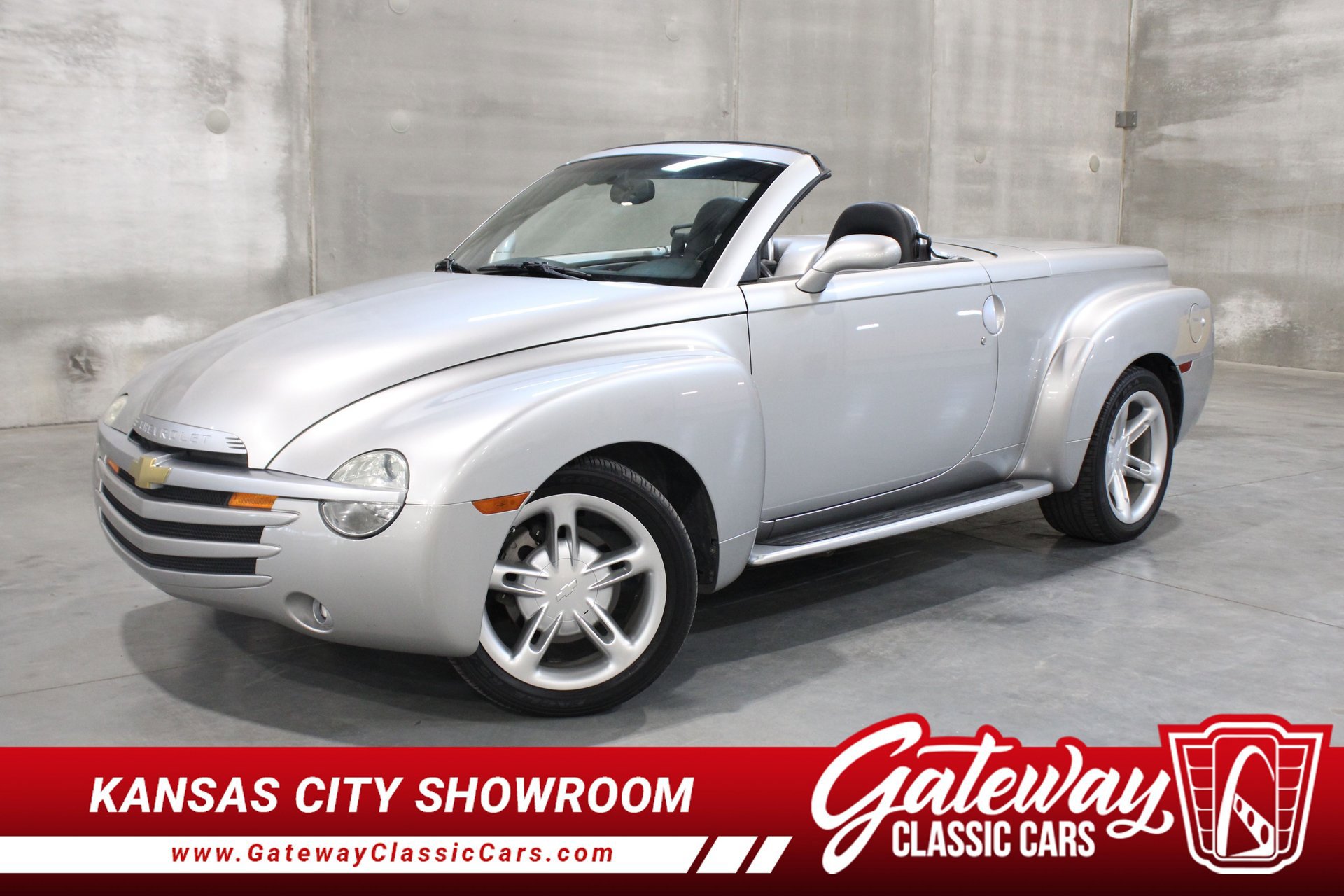 Used 2004 Chevrolet SSR w/ Preferred Equipment Group RWD image 1