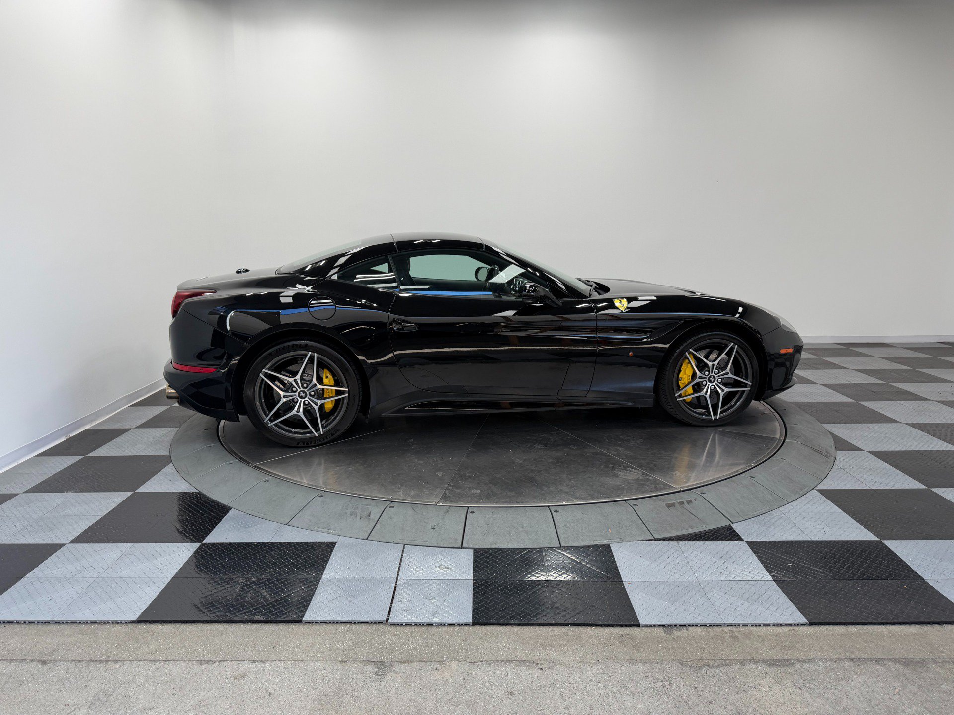 Used 2016 Ferrari California T RWD image 24