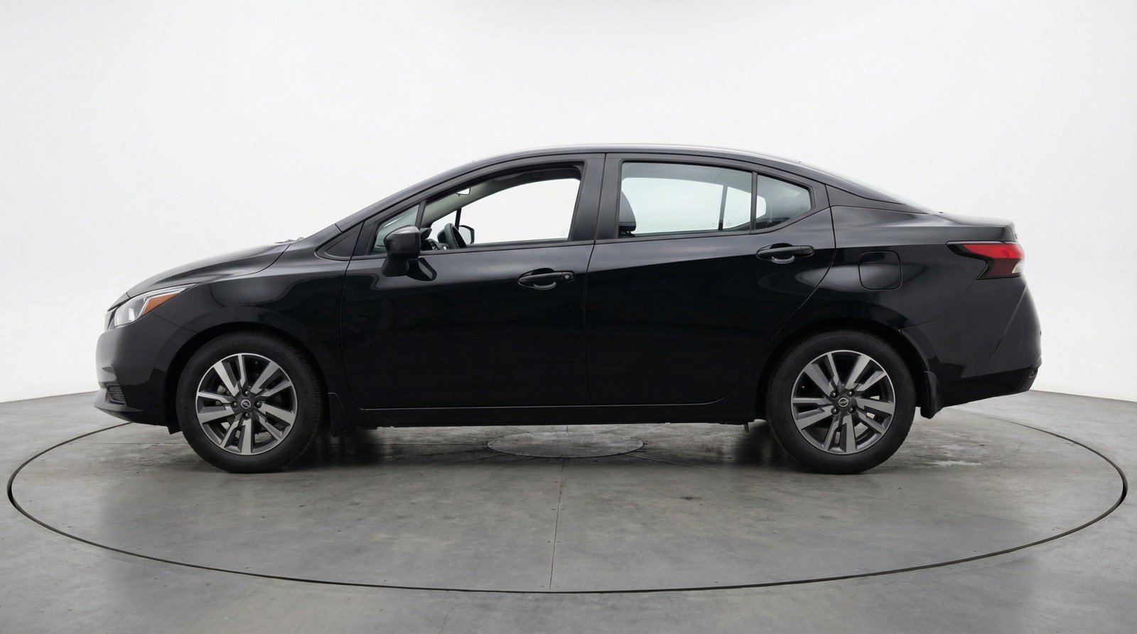 Used 2025 Nissan Versa SV image 5