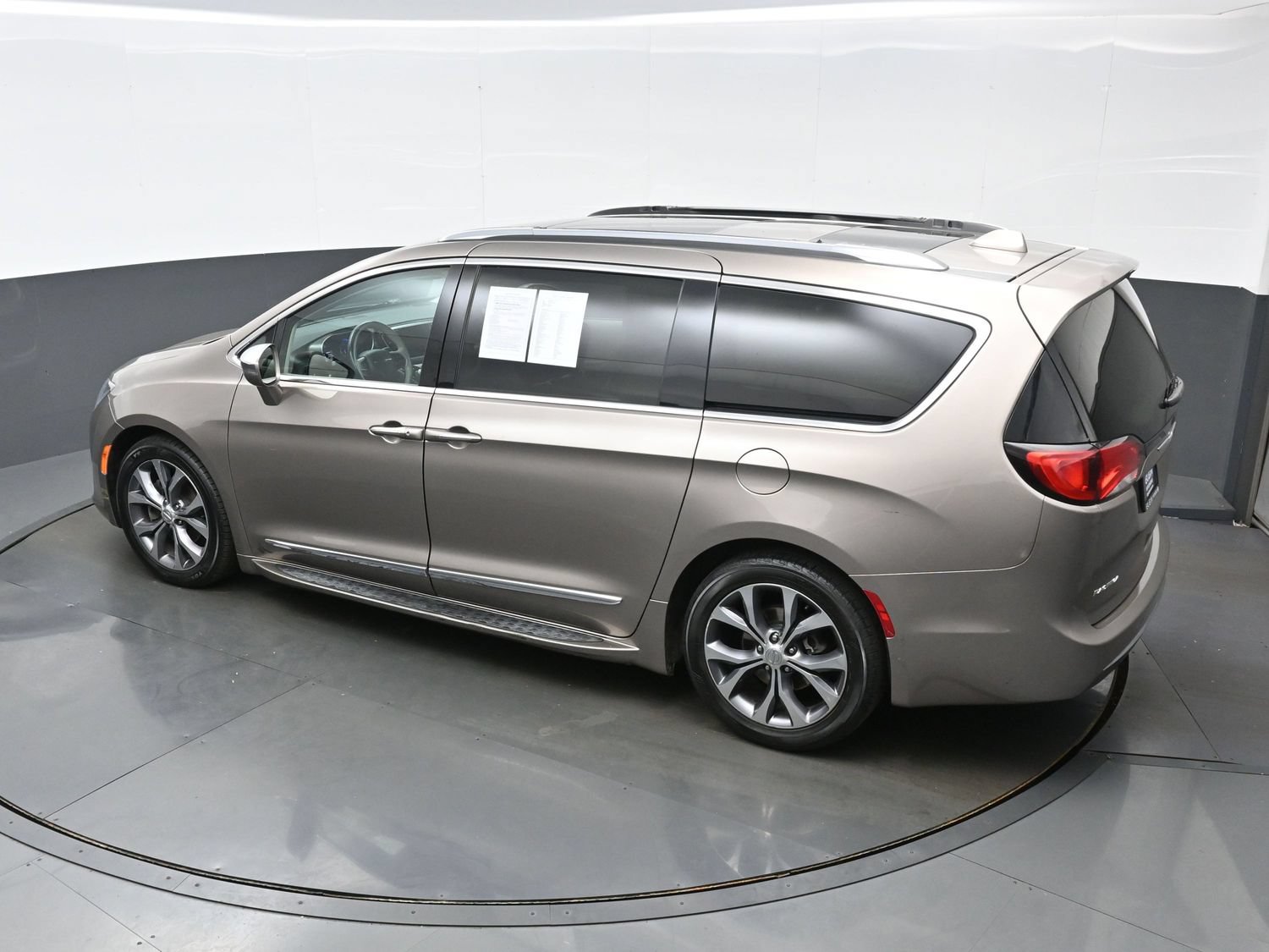 Used 2017 Chrysler Pacifica Limited FWD image 36