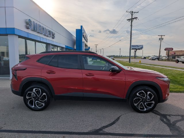 Used 2024 Chevrolet Trax RS w/ Sunroof Package FWD image 2
