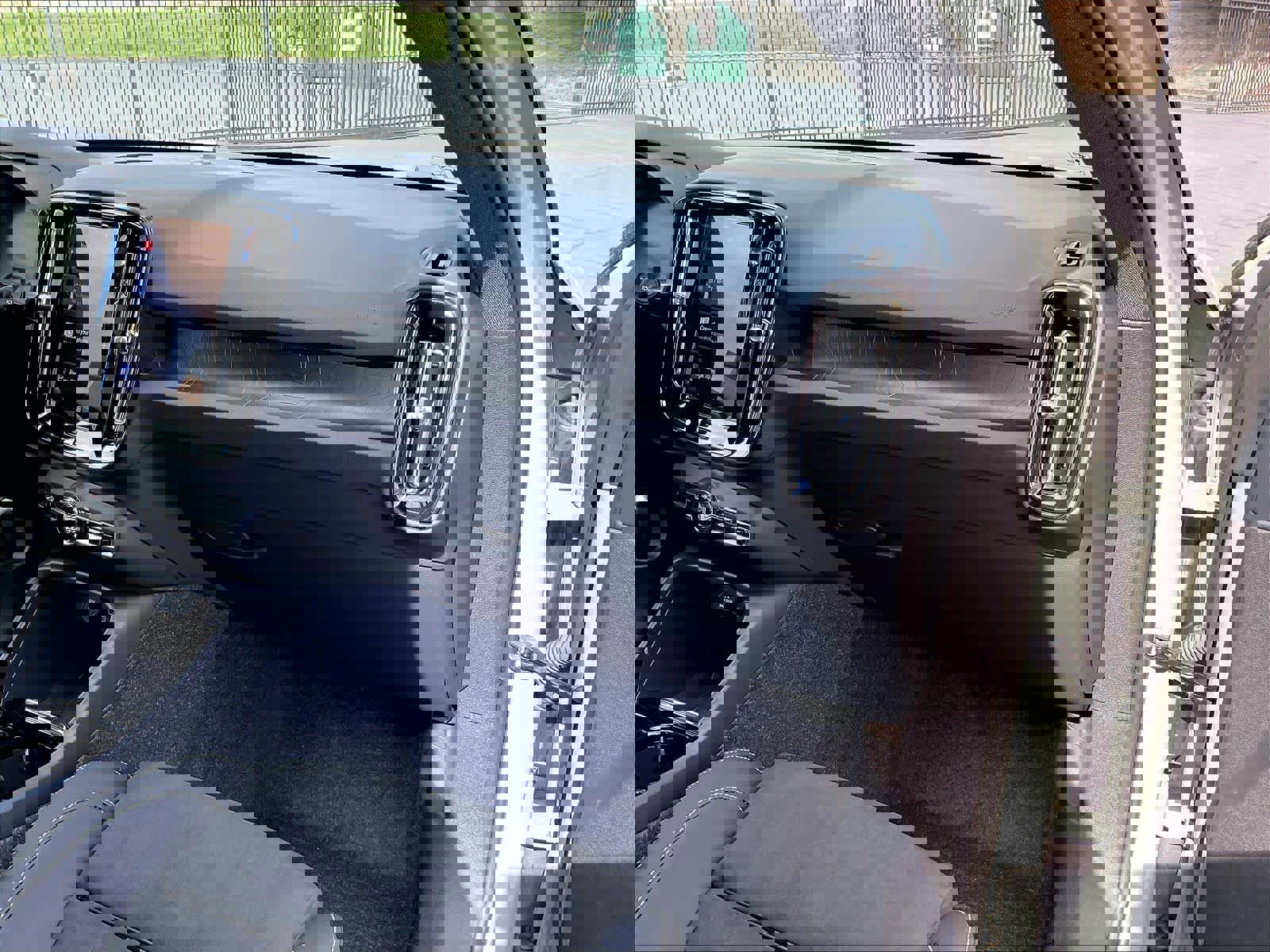 Used 2023 Volvo XC40 Recharge Plus w/ Protection Package Premier image 19