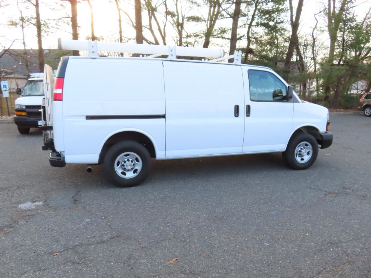 Used 2022 Chevrolet Express 3500 w/ Driver Convenience Package image 4