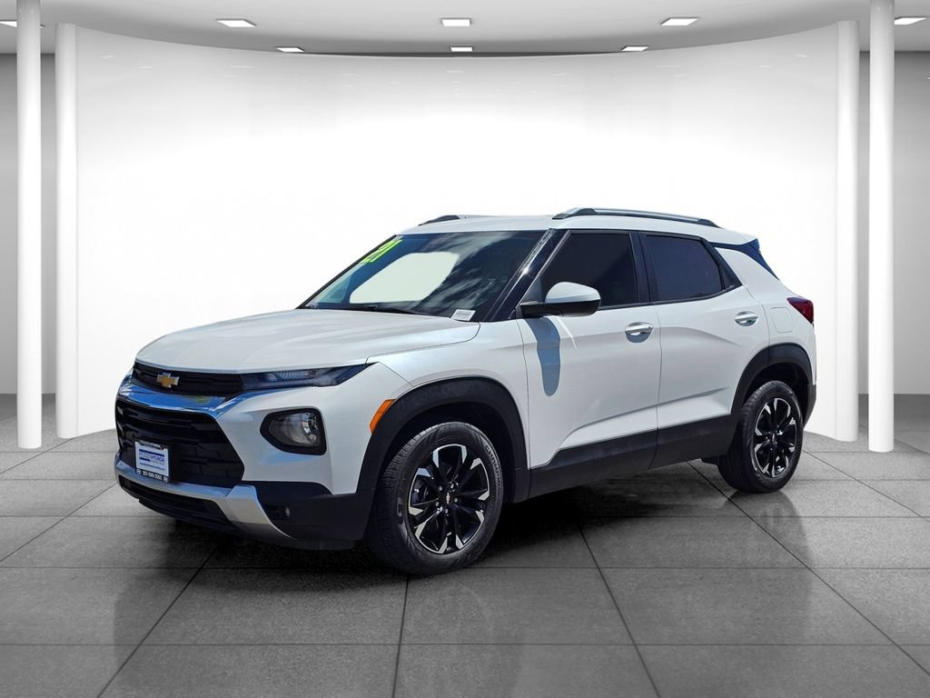 Used 2021 Chevrolet TrailBlazer LT w/ Premium Seating Package FWD image 3