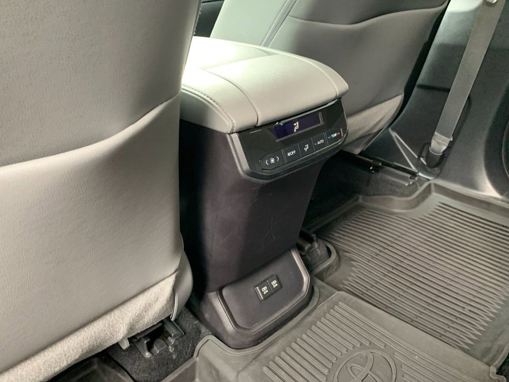 Used 2021 Toyota Highlander XLE AWD/4WD image 15