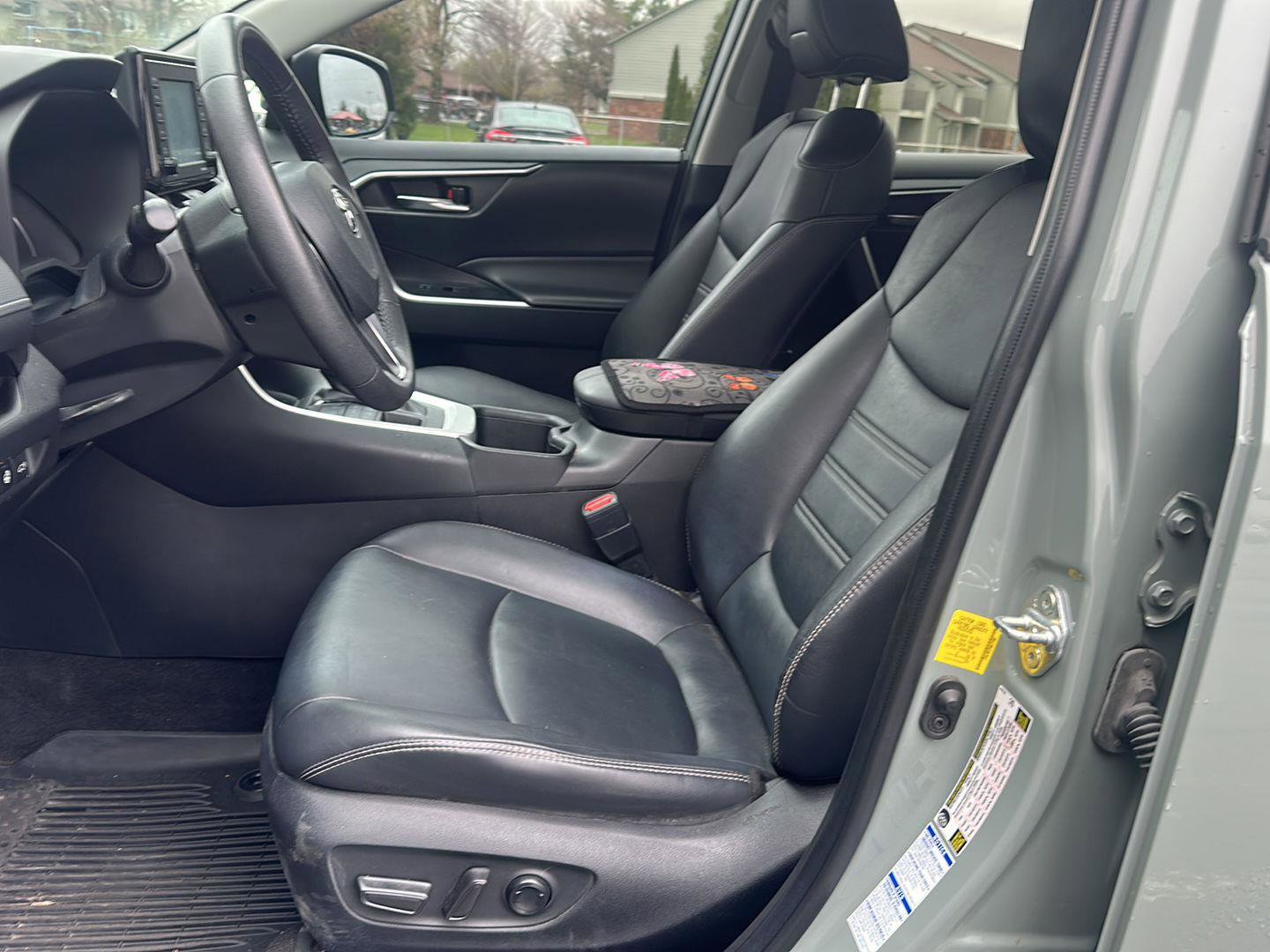 Used 2022 Toyota RAV4 XLE Premium image 9
