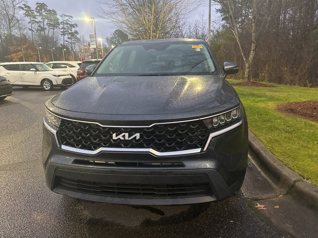 Used 2023 Kia Sorento LX image 2