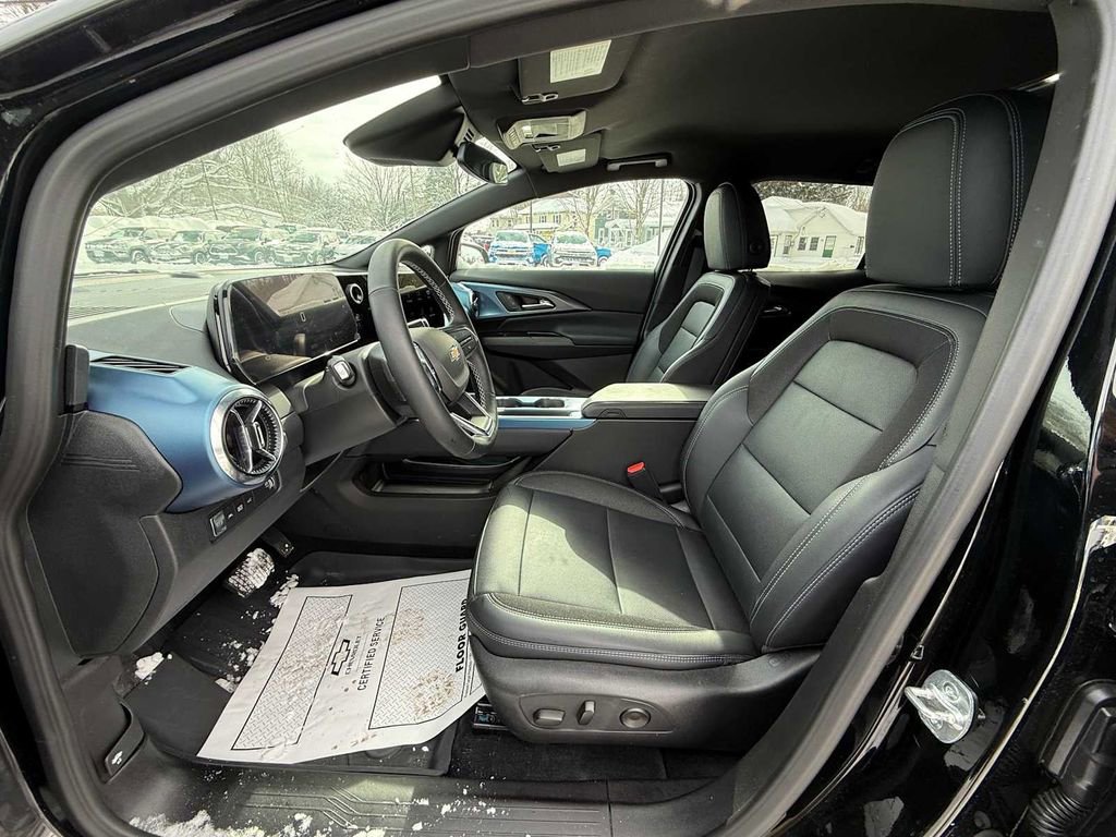 Used 2025 Chevrolet Equinox EV LT w/ Convenience Package image 16