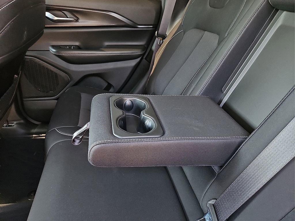 Used 2023 Jeep Grand Cherokee Laredo image 13