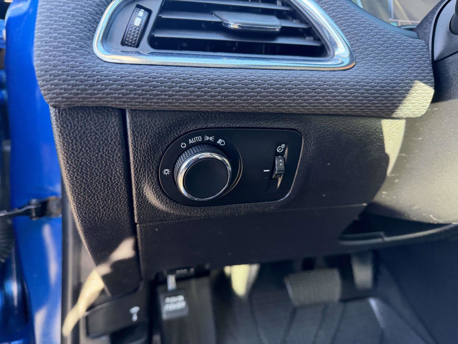 Used 2018 Chevrolet Cruze LT w/ Sun And Sound Package FWD image 19