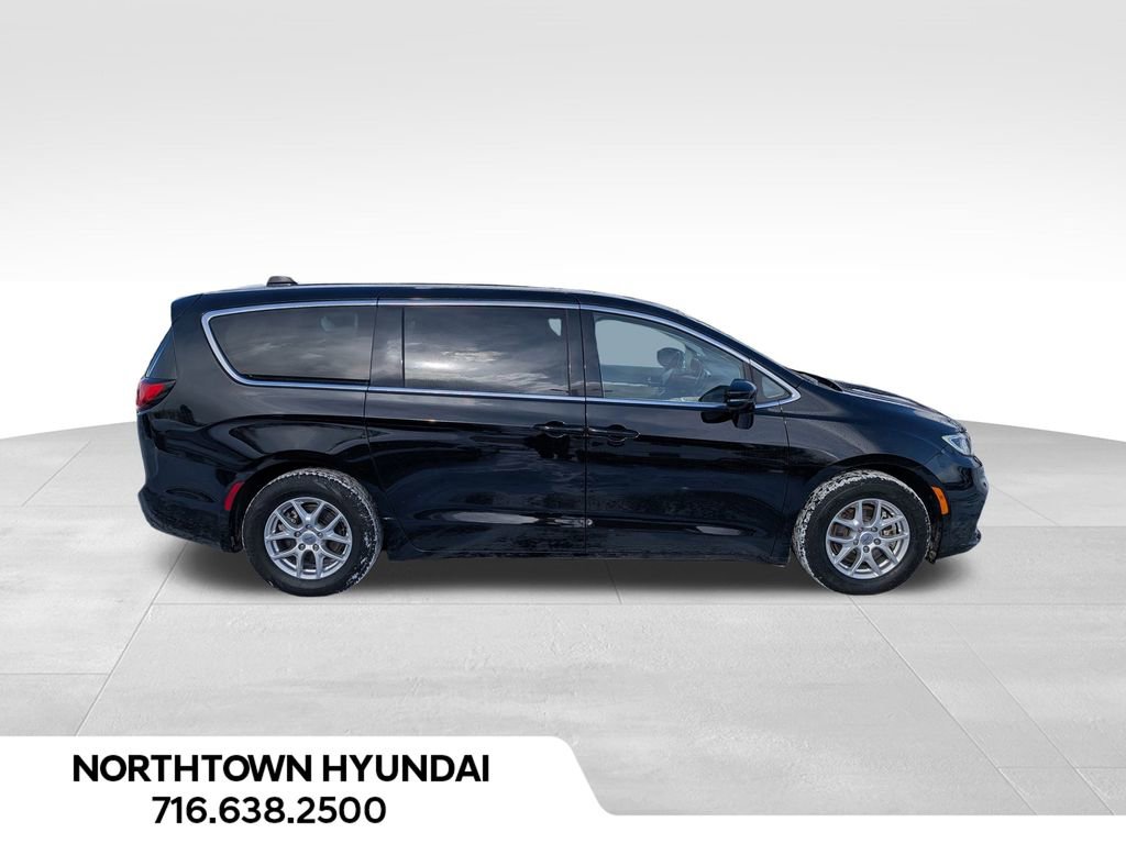 Used 2024 Chrysler Pacifica Touring-L image 12